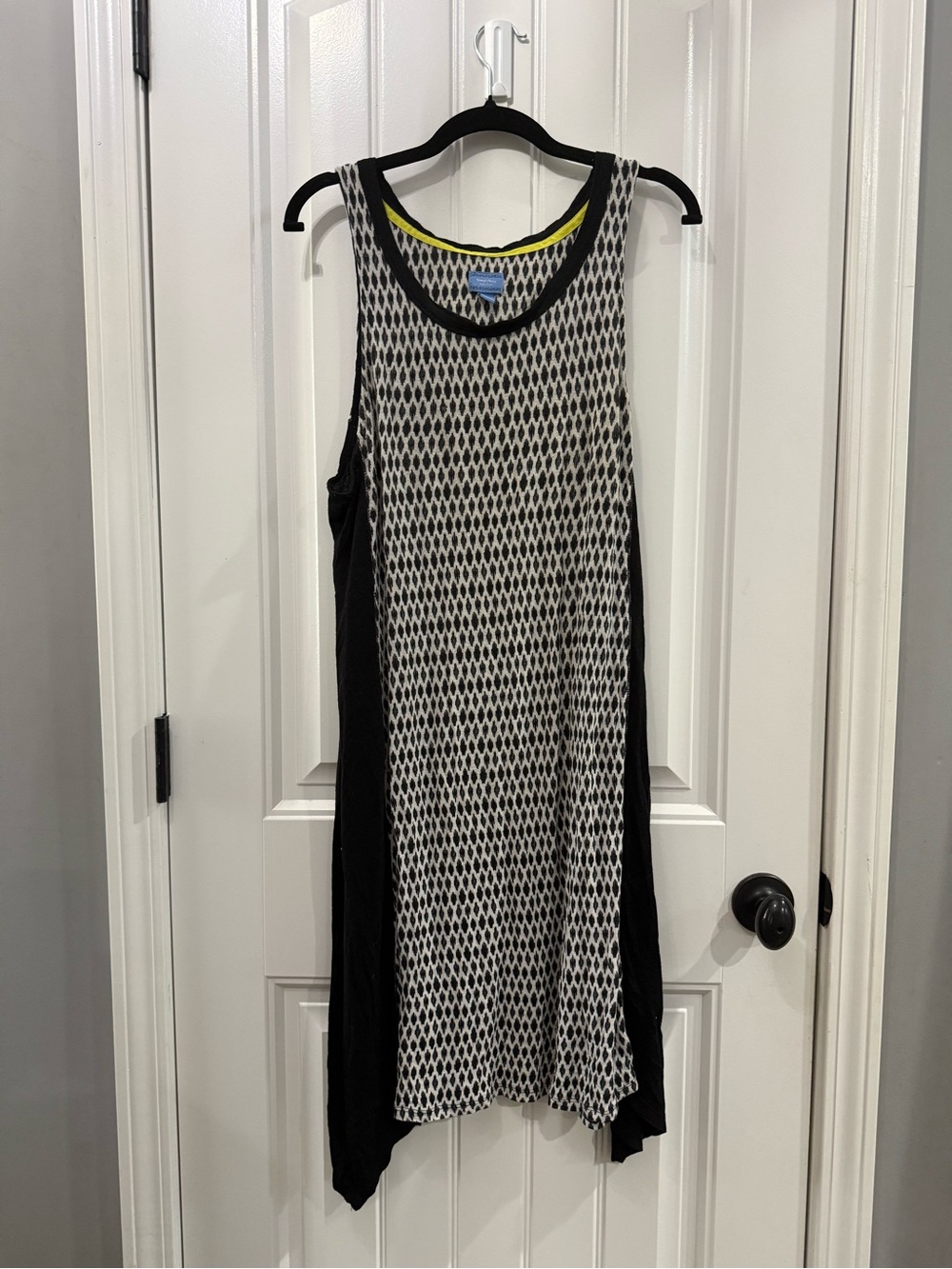 Simply Vera Vera Wang Black & White Sleeveless Chemise with Yellow Accent